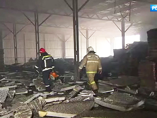 В Чехове три часа тушили крупный пожар в промзоне