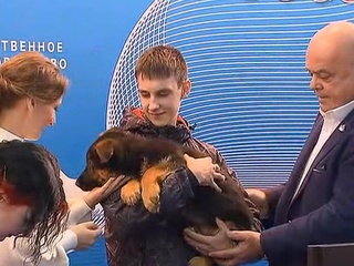 Точка в резонансной истории: подростку из Томска кинологи подарили щенка