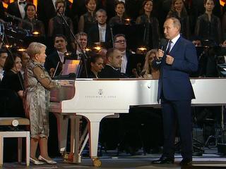 Путин поздравил Пахмутову с цветами и орденом