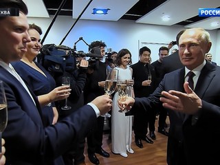 В День народного единства Путин вручил награды и выпил шампанского с музыкантами