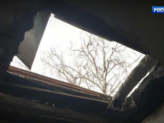Крыша дома на севере столицы обрушилась вместе с рабочим, который пришел ее починить