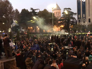 Спецназ разогнал демонстрантов, заблокировавших парламент Грузии