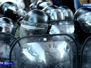 Газ и вода: спецназ расчищает улицу возле парламента Грузии