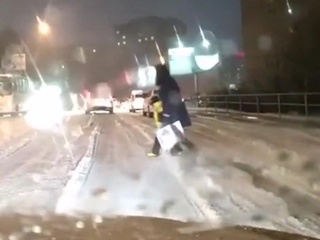Снегопад заставил главу Приморья добираться на работу пешком