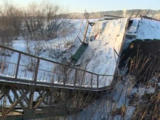 Рухнул в реку: в Иркутской области восстановили автомобильное движение на аварийном мосту