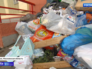 В Химках жители закидали мусором офис УК, переставшей платить дворникам