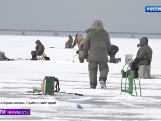На тонком льду: ради улова рыбаки рискуют жизнью