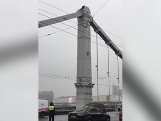 С опоры московского моста сняли неадекватного мужчину