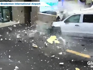 В США грузовик протаранил терминал аэропорта