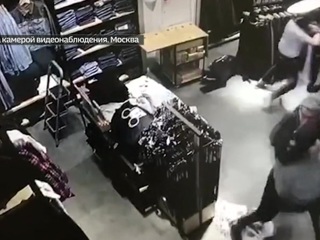 Продавцы московского магазина силой отбили у воров украденные джинсы