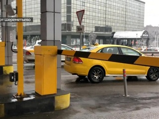 В Шереметьево охранники платной парковки разбили такси