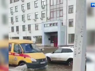 На Кантемировской улице в Москве на дорогу хлынула вода