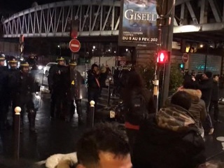 Французские демонстранты выгнали Макрона и его супругу из театра