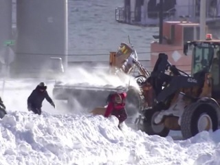 В Канаде снежный шторм запер десятки тысяч человек в их собственных домах
