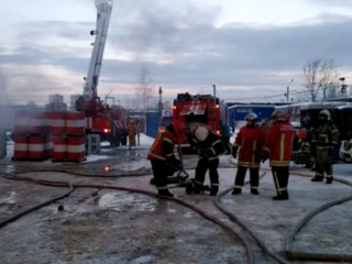 В Екатеринбурге загорелись склады в административном здании