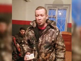 Украинский металлург на коленях попросил Зеленского найти управу на заводскую охрану