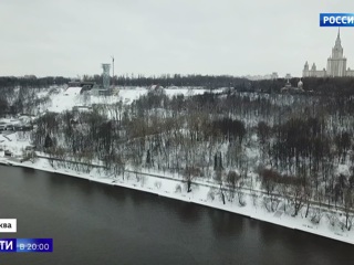 Воробьевы горы медленно сползают в Москву-реку