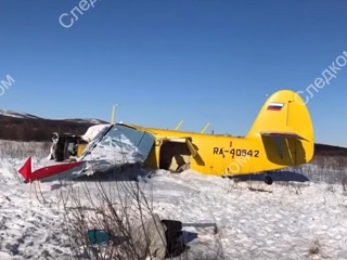 Пассажир снял на видео жесткую посадку Ан-2 в Магадане