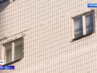 Житель панельного дома, которому не хватало света, прорубил в несущей стене два окна