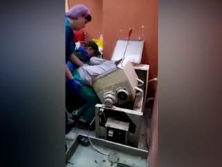 Женщине зажевало руку в тестомесильной машине в Бийске