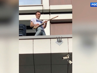 Столичный музыкант дал концерт с балкона