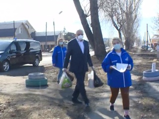 Губернатор Кемеровской области вместе с волонтерами доставил продукты пенсионерам