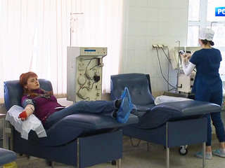 Лечение плазмой крови: победившие COVID-19 помогают другим больным