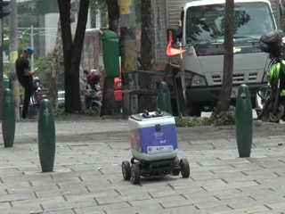 В Колумбии живых курьеров заменили на роботов