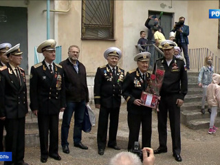 В Севастополе военнослужащие провели праздничный парад для одного ветерана