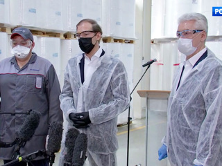 Собянин и Мантуров посетили столичный завод по производству средств индивидуальной защиты