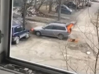 Житель Камчатки средь бела дня сжег машину бывшей возлюбленной