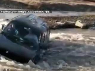 Под Красноярском внедорожник смыло в реку: ВИДЕО