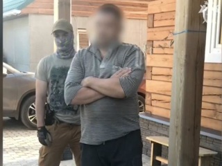 Грузовая индульгенция: в Красноярске арестованы инспекторы, бравшие взятки у дальнобойщиков