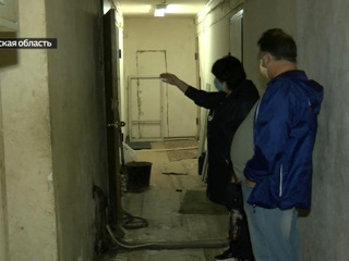 Один туалет на 12 комнат и отсутствие фундамента: как живет аварийный дом в Тюмени