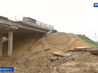 Сильные дожди подмыли автомобильный мост в Подмосковье