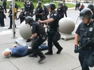 Мэры американских городов запрещают полиции применять спецприемы при задержании