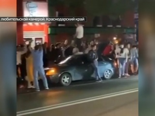 В Краснодаре ищут молодых людей, станцевавших на крыше полицейской машины