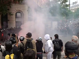 В Париже полиция применила слезоточивый  газ