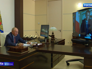 Путин тепло пообщался с Макроном по видеосвязи