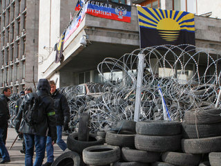 У здания Донецкой администрации готовятся жечь покрышки