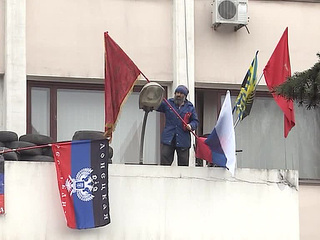 На подступах к Луганску активисты остановили колонну бронетехники