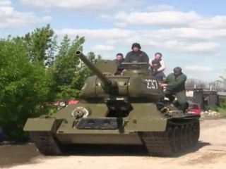 В Луганске сняли с постамента и отремонтировали танк времен войны