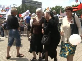 Женщины вышли на митинг с плакатами 