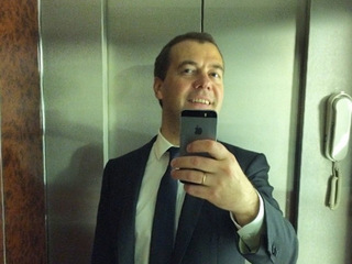 Первое селфи Медведев сделал в лифте Белого дома