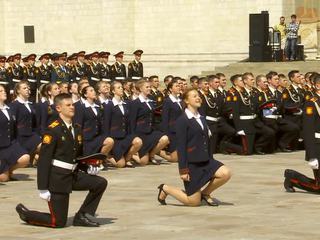 Выпускники военных училищ получили аттестаты на Соборной площади Кремля