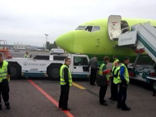 Тягач врезался в самолет в аэропорту Домодедово