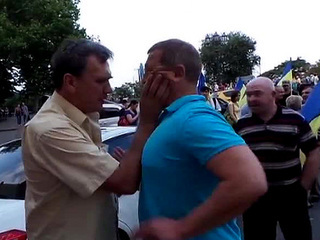 Националисты в Одессе избили прохожего, не прошедшего 