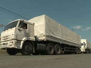 Первые грузовики с гуманитарной помощью подъезжают к Луганску