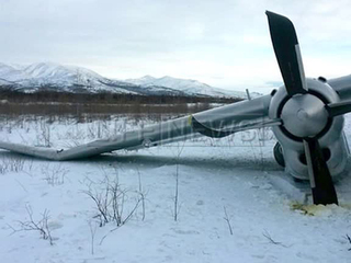 Аэропорт Магадана закрыт: Ан-26 выкатился за пределы взлетной полосы