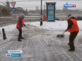 Московские коммунальщики вновь борются с непрекращающимися снегопадами